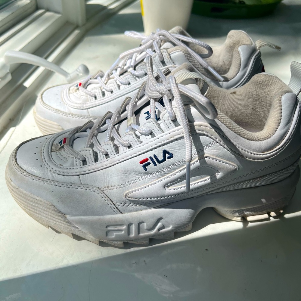 Size 8, White Women’s FILA disrupter II sneakers